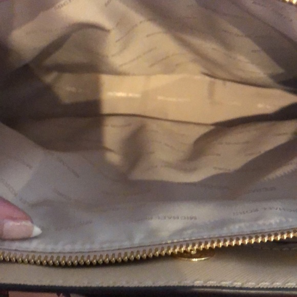 Gorgeous camel colored Michael Kors shoulder bag. - Picture 5 of 8